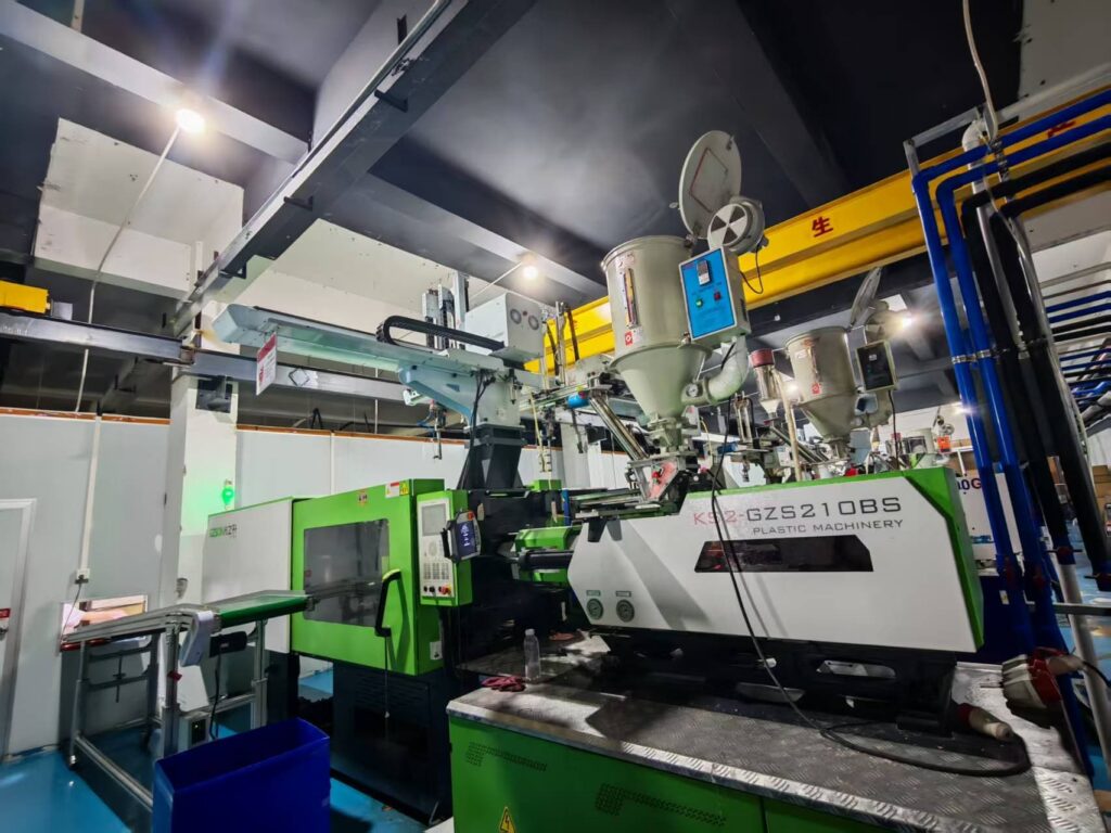 Full-auto injection molding machine line with feeding system and overhead crane in cosmetic packaging production workshop